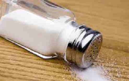 زيادة كمية الملح في الطعام ضارة بالجسم والصحة العامة